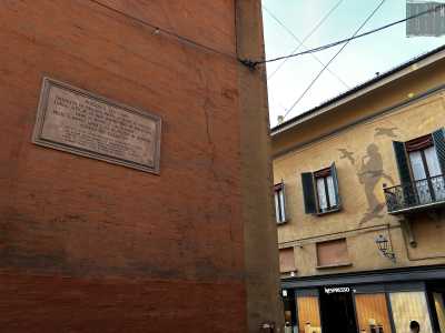 A pochi passi dal balcone del cantautore, il nostro sguardo viene catturato da una targa commemorativa dedicata proprio a dell�Arca: si trova sulla parete esterna della chiesa di San Giovanni dei Celestini che un tempo ospitava i resti dell'artista